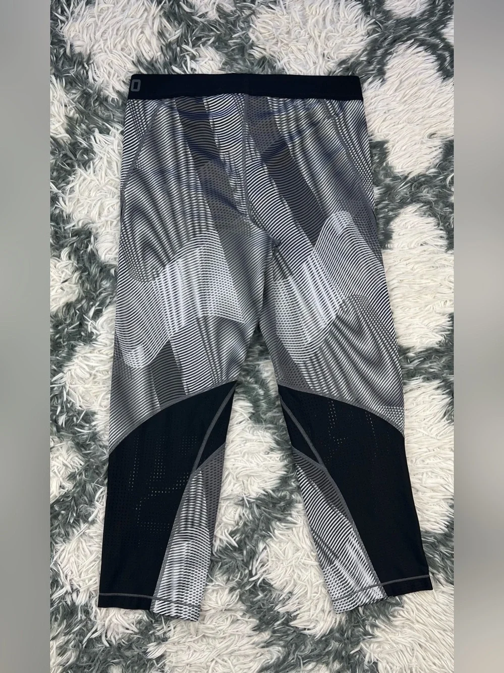 Nike Pro Women’s Hypercool Frequency Training Capri Leggings Black White Size L